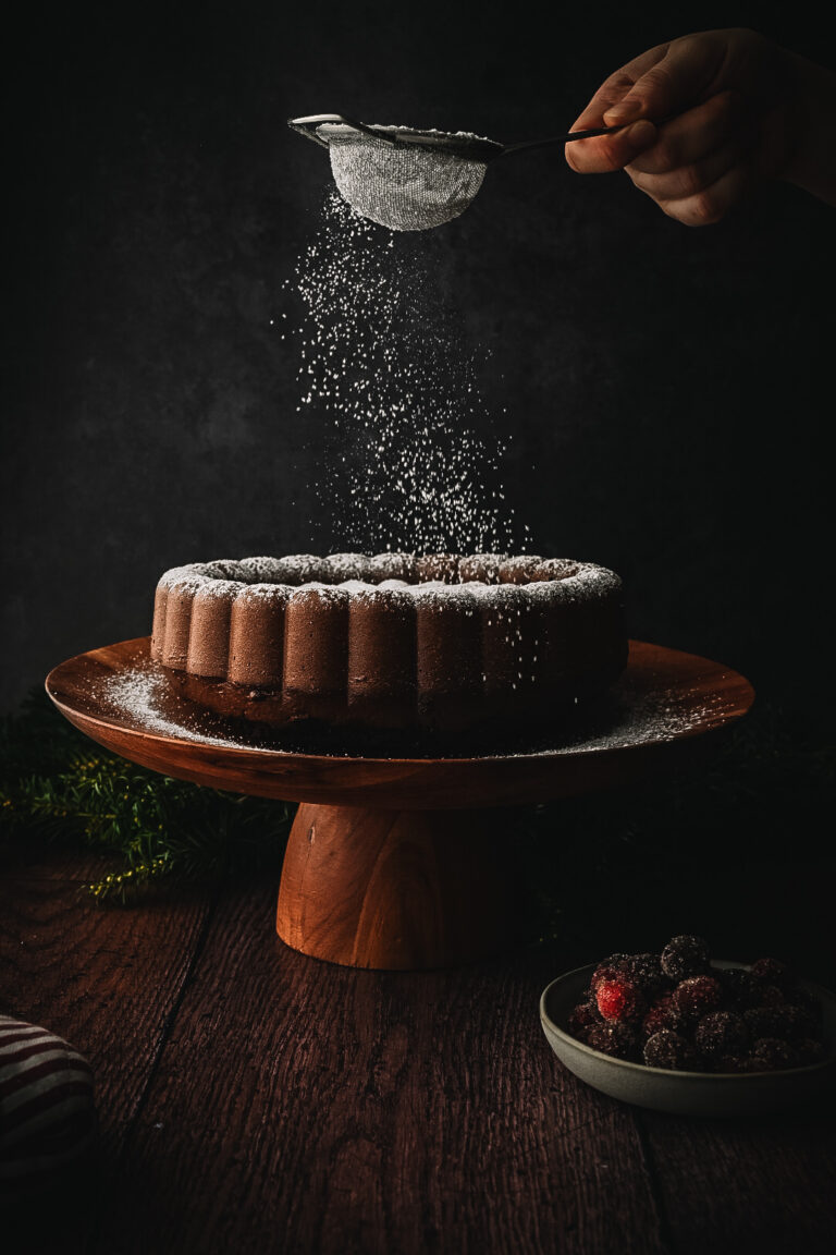 Schokokuchen wird mit Puderzucker bestreut