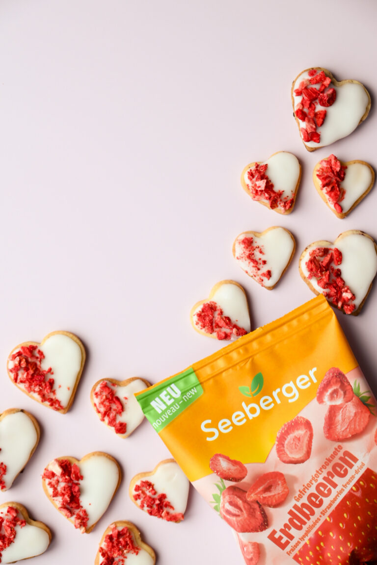 Herzkekse mit gefriergetrocknetes Erdbeeren und einer Tüte Seeberger gefriergetrocknete Erdbeeren