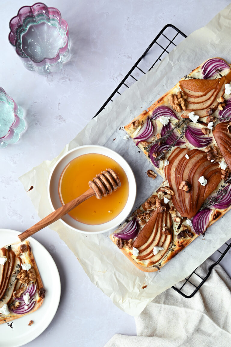 Flammkuchen mit Birne, Ziegenkäse, Zwiebeln im Light&Bright-Stil