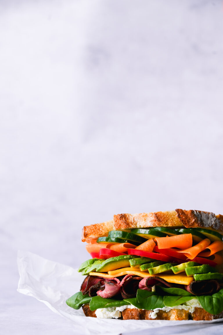 Bunt belegtes Sandwich im Light&Bright Stil