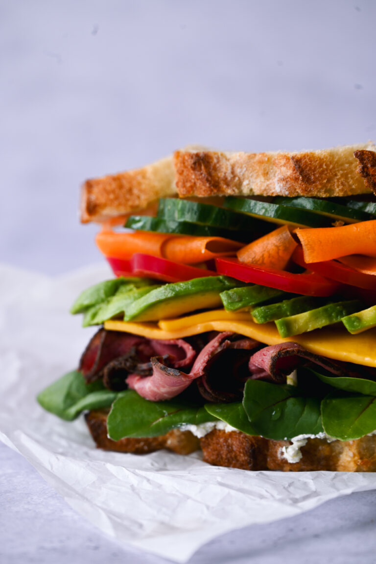 Nahaufnahme eines bunt belegten Sandwiches