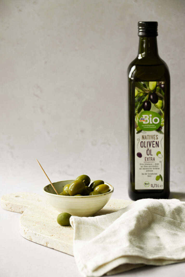 Schale mit Oliven und Olivenöl