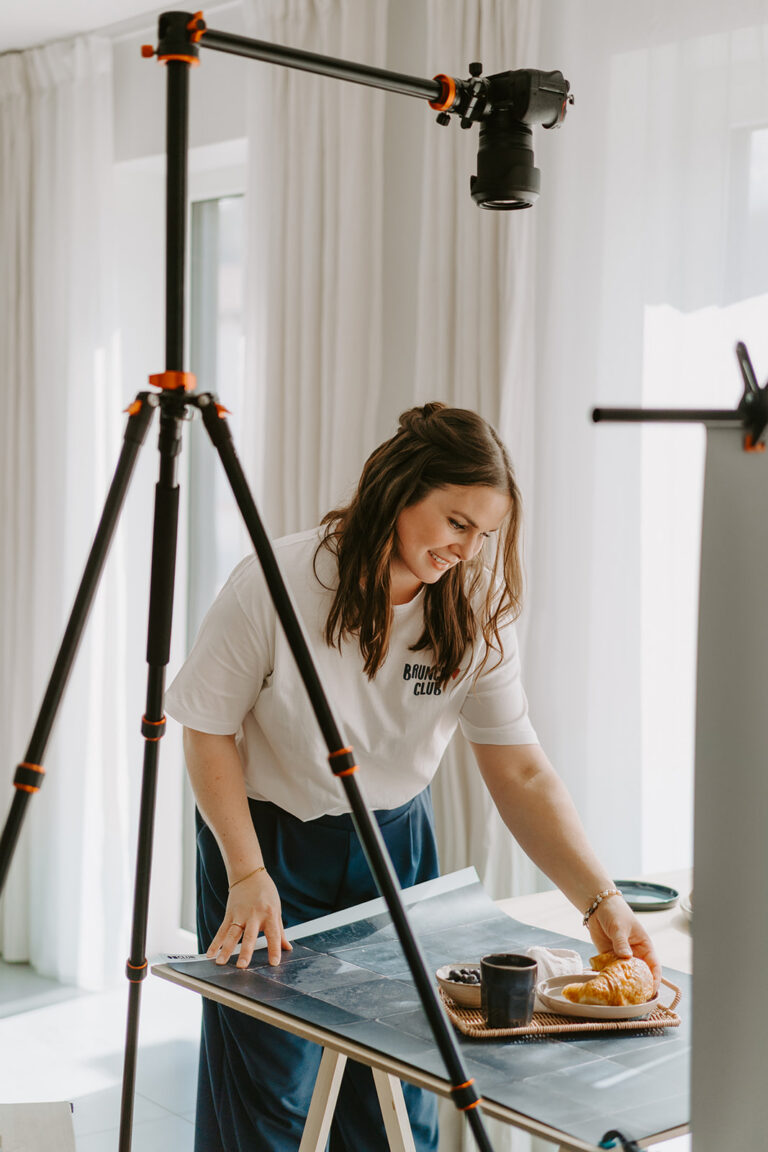 Food Fotografin bei der Gestaltung des Sets