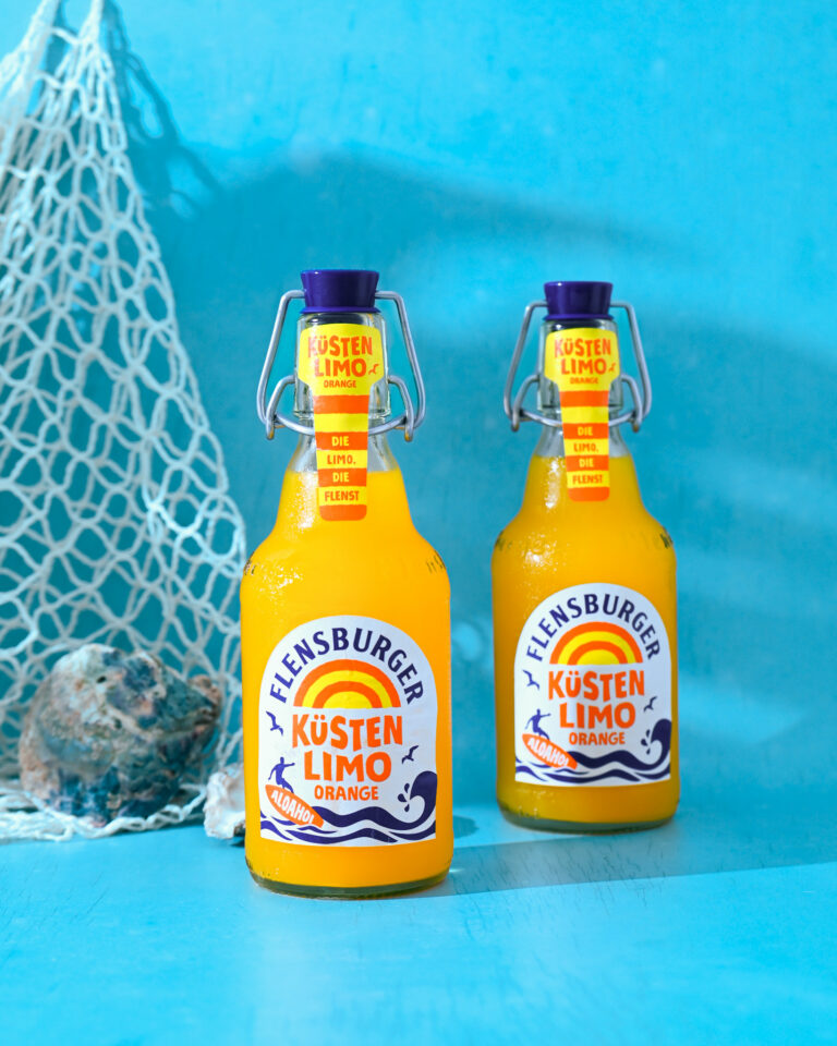 Flensburger Küstenlimo auf hellblauem Utergrunnd mit Fischernetz und Muscheln